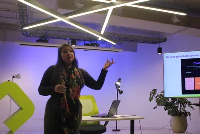 Mariangélica Useche conducting a hands-on coding workshop for developers