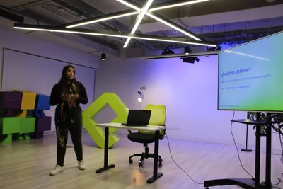 Mariangélica Useche presenting at a technical event