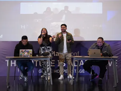 Group photo of Mariangélica Useche with community members at Platzi event