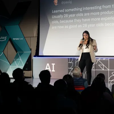 Mariangélica Useche giving a technical presentation about frontend architecture