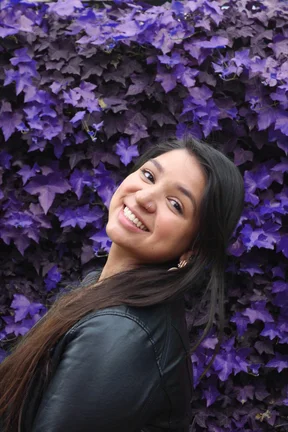 Mariangélica Useche - Full portrait photo outdoors